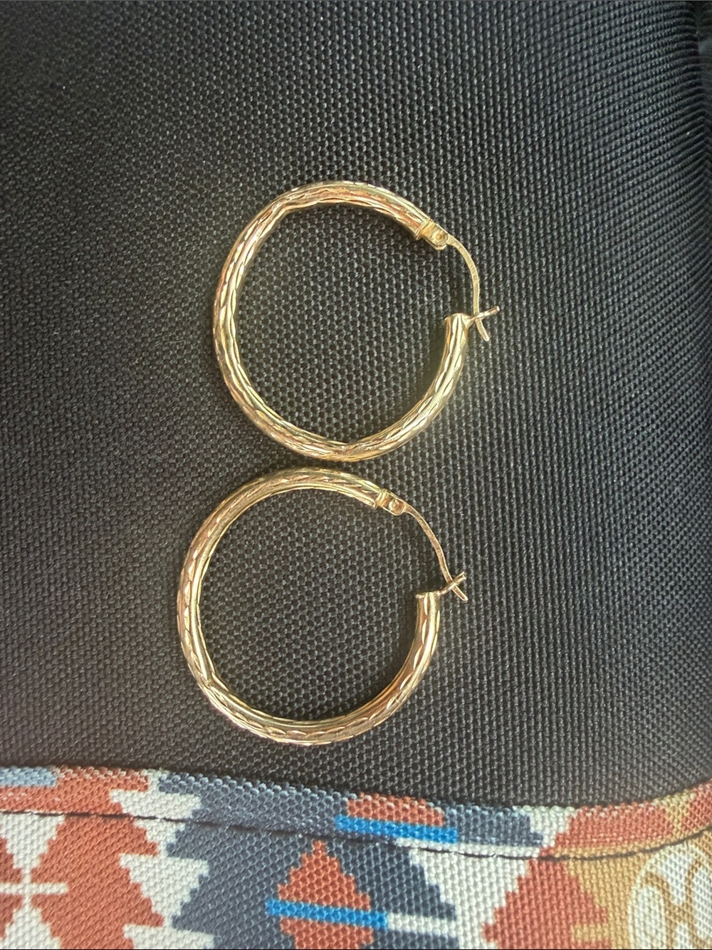1.9g 14k Gold Textured Hallowed Hoop Earrings - STAMPED “HOB 14k”. 💛